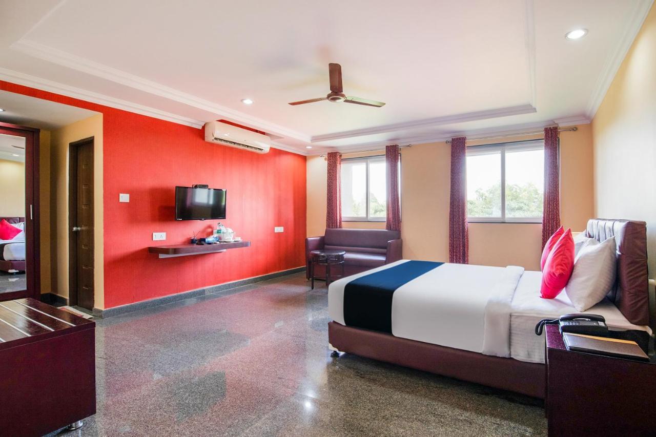 Vaccinated Staff- Capital O 22439 Ratna Forever Hotel Karkal Exterior foto