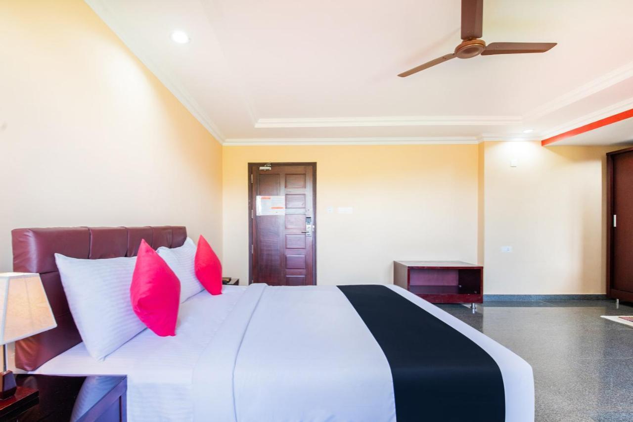 Vaccinated Staff- Capital O 22439 Ratna Forever Hotel Karkal Exterior foto