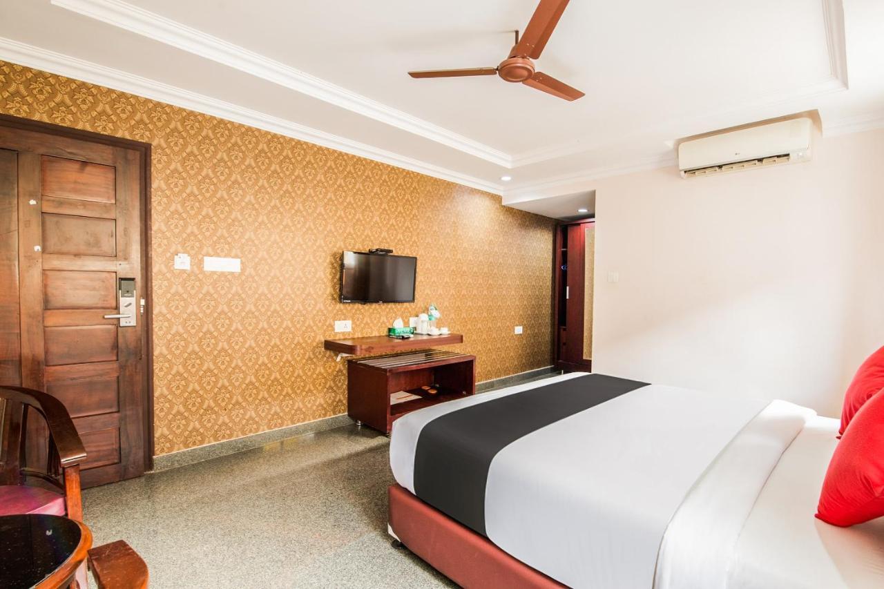 Vaccinated Staff- Capital O 22439 Ratna Forever Hotel Karkal Exterior foto