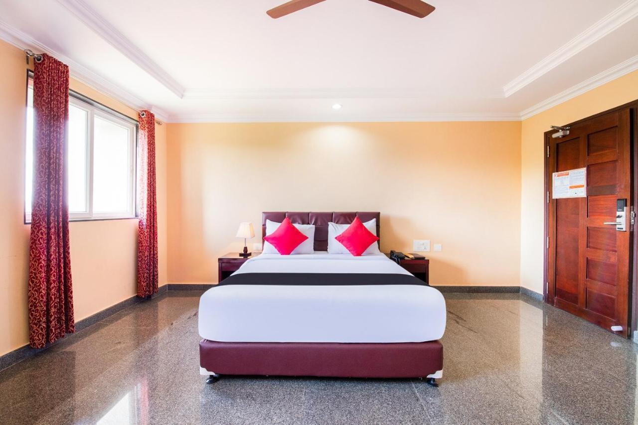 Vaccinated Staff- Capital O 22439 Ratna Forever Hotel Karkal Exterior foto